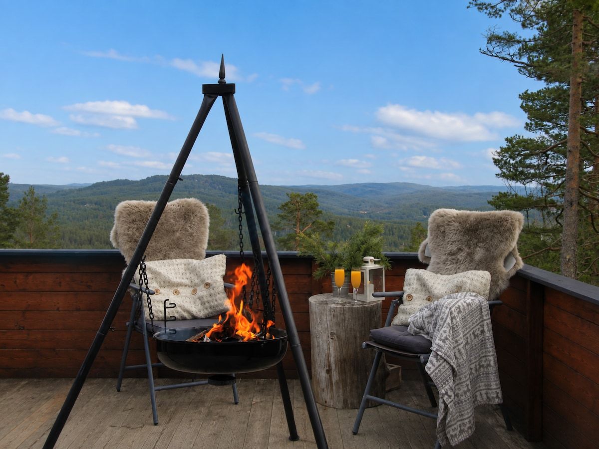 Off-grid cabin terrace with fire and wide views in Agder
